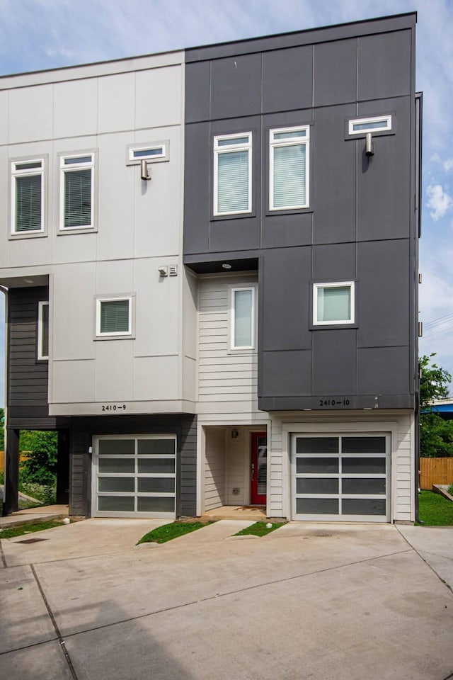 view of front facade with a garage and driveway