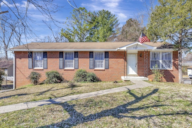 view of front of property featuring a front yard and brick siding