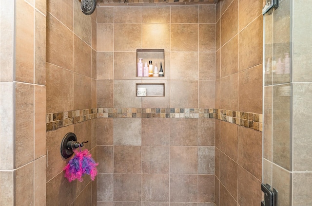 details featuring tiled shower