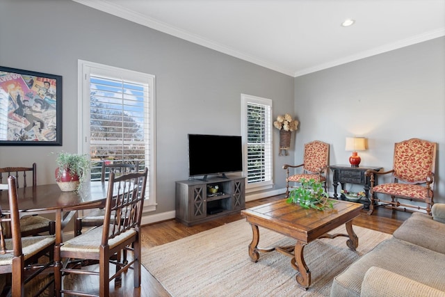 living room featuring baseboards, recessed lighting, wood finished floors, and crown molding