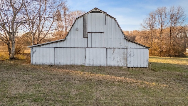 view of barn featuring a yard