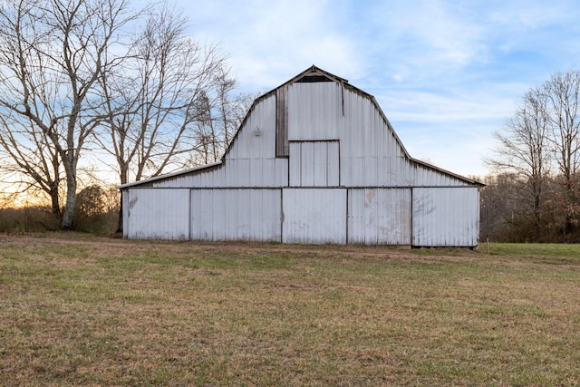 view of barn with a yard