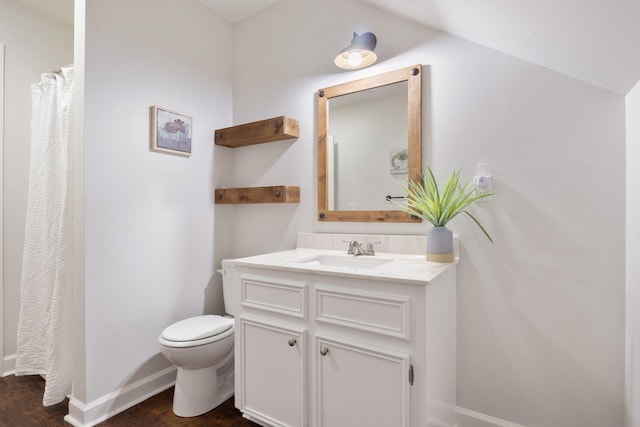 full bathroom with a shower with shower curtain, vanity, toilet, and baseboards