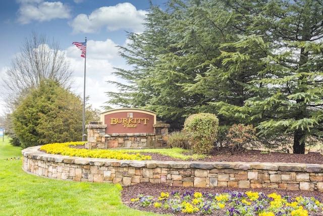 community / neighborhood sign featuring a yard