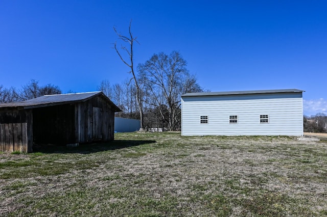 view of yard featuring an outbuilding