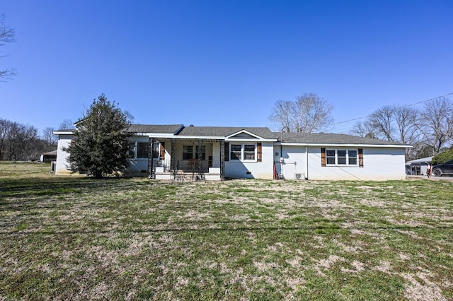 view of front of property featuring a front lawn