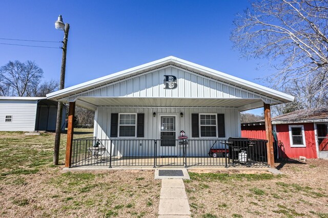 view of front facade featuring covered porch