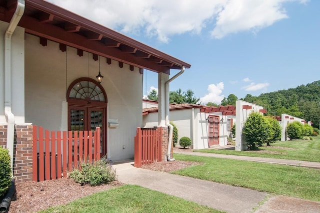 property entrance featuring stucco siding