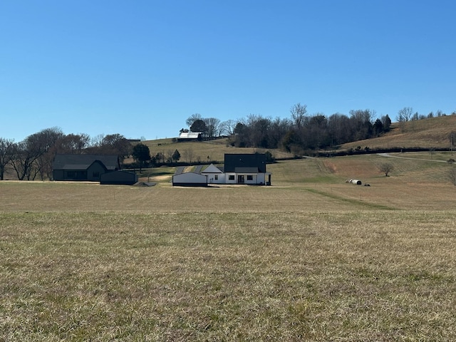 view of yard featuring a rural view