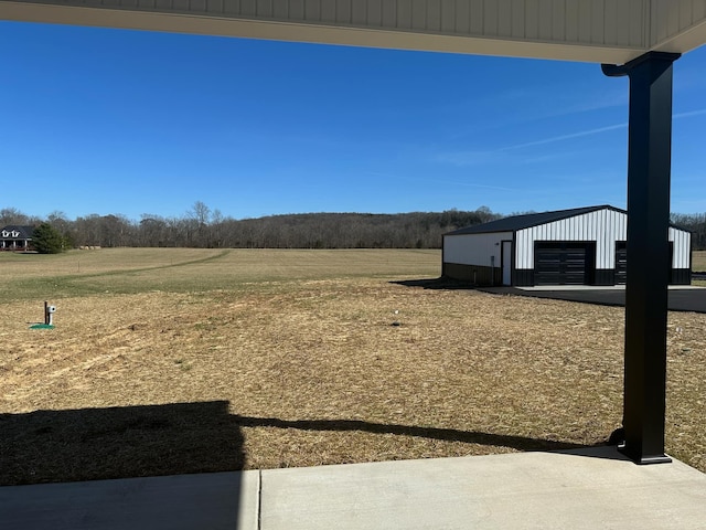 view of yard featuring a garage and an outdoor structure