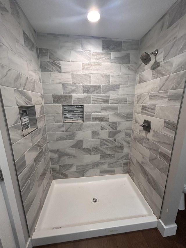 bathroom featuring tiled shower