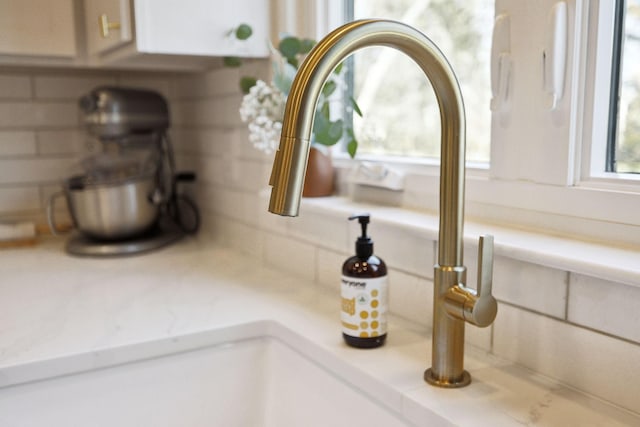 interior details featuring tasteful backsplash