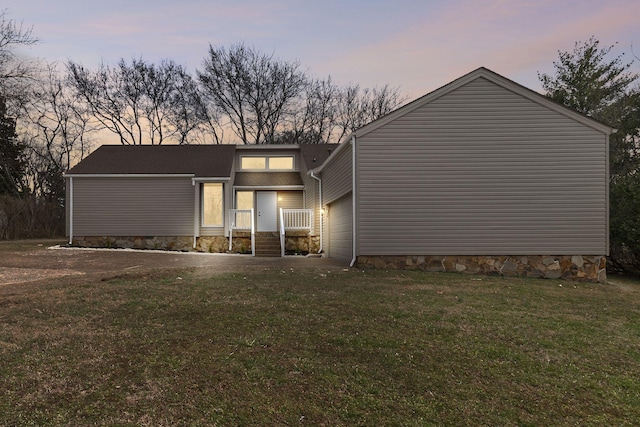 view of front facade featuring a garage and a front yard