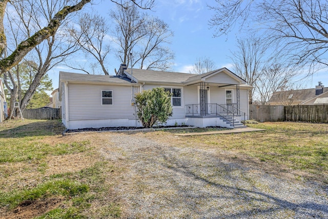 view of front of house featuring a front yard and fence