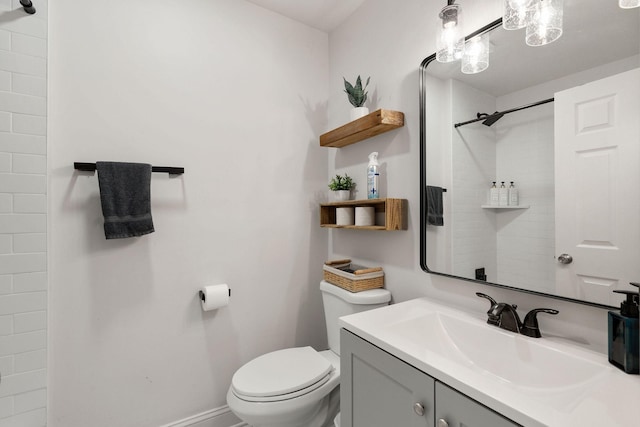 full bathroom featuring a shower, baseboards, vanity, and toilet