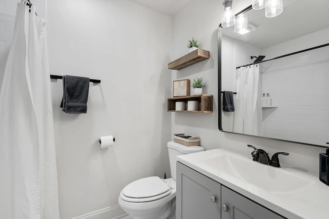 full bathroom with curtained shower, vanity, toilet, and baseboards