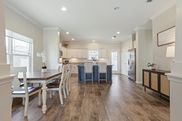 dining area featuring visible vents, recessed lighting, crown molding, baseboards, and dark wood-style flooring