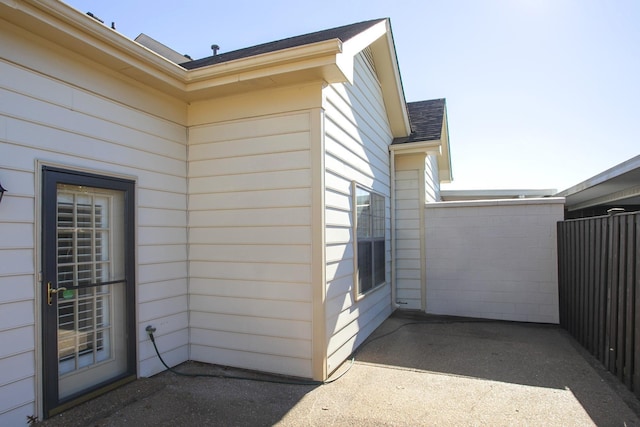 entrance to property with a shingled roof