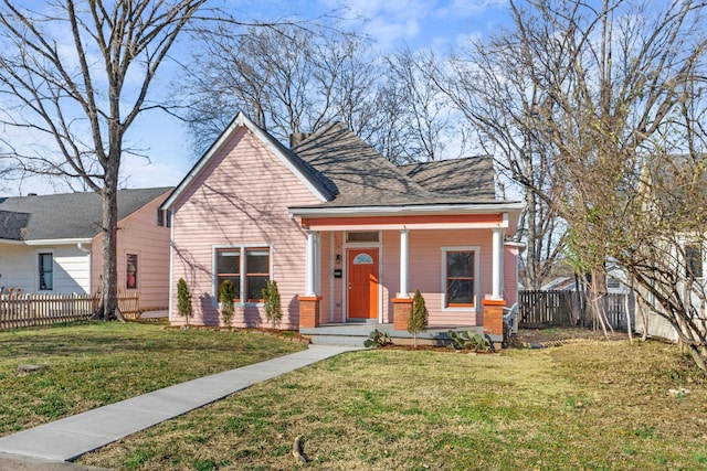 view of front of property featuring a front yard and fence