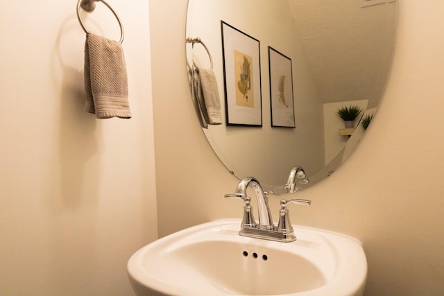 bathroom featuring a sink