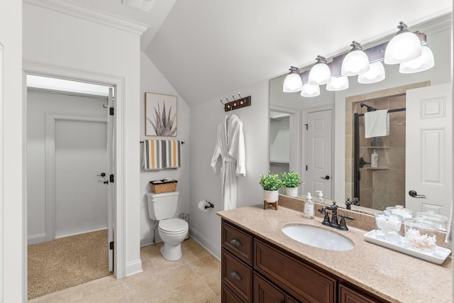 full bath featuring toilet, a tile shower, vanity, baseboards, and tile patterned floors