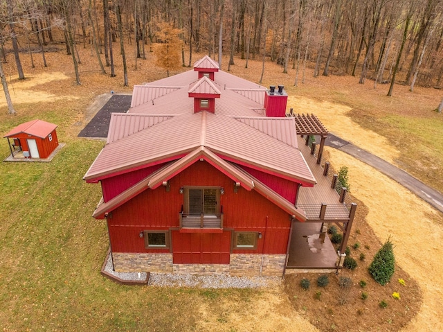 birds eye view of property featuring a forest view