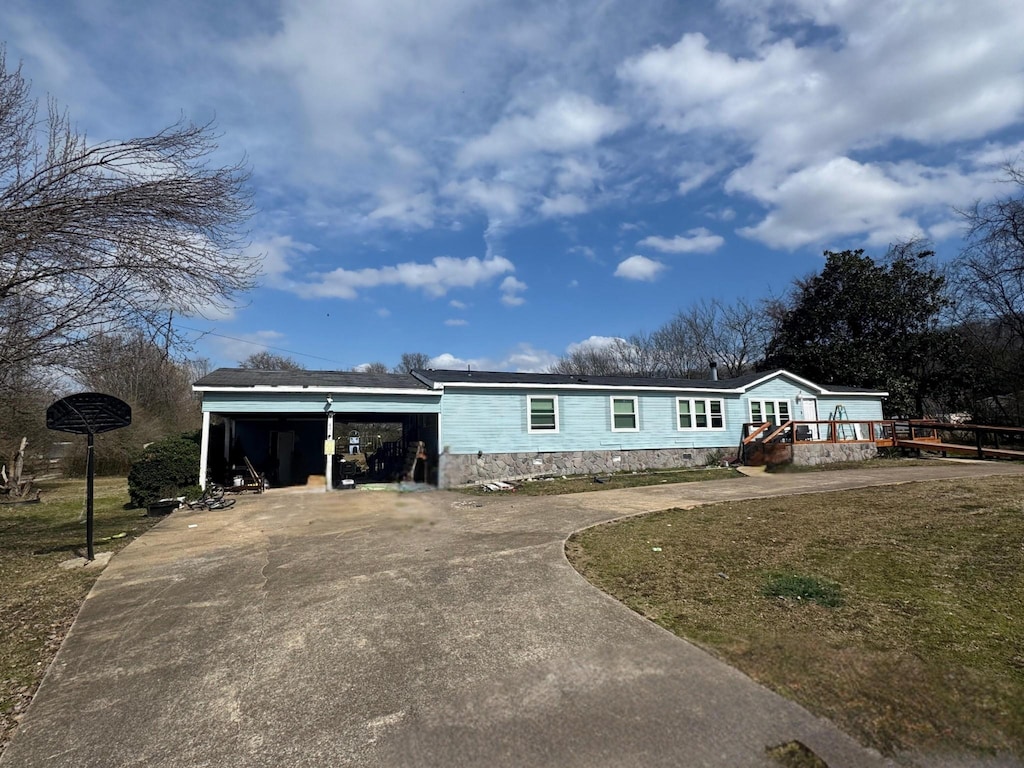 view of front of house with driveway and a front lawn