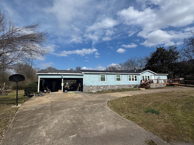 view of front of house with driveway and a front lawn