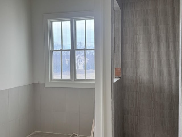 full bath with tiled shower