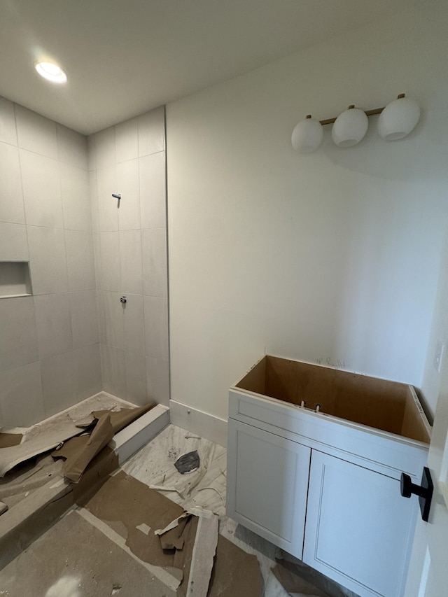 full bath with marble finish floor, tiled shower, recessed lighting, and baseboards