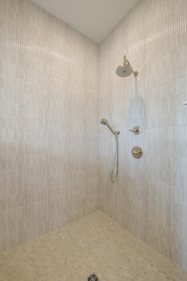 bathroom featuring tiled shower