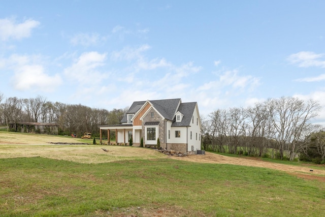view of front of property featuring a front yard