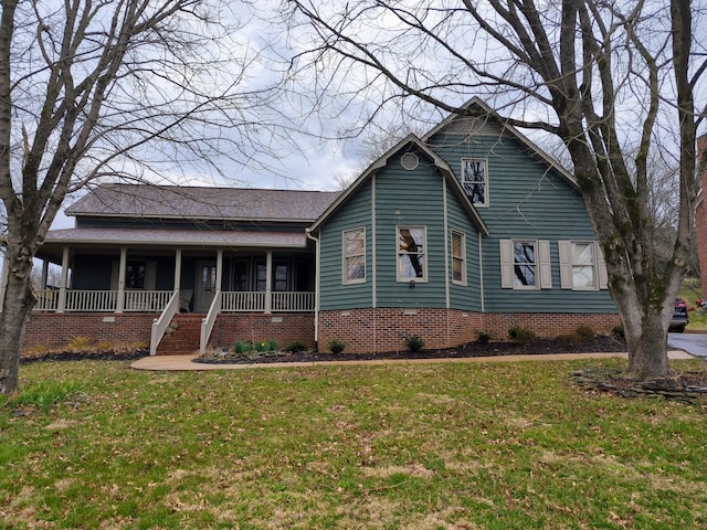 view of front of property featuring a front lawn and a porch