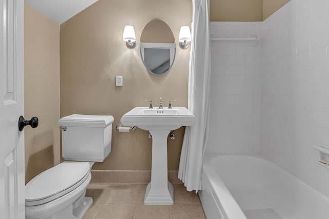 bathroom with baseboards, shower / tub combo with curtain, toilet, and tile patterned floors