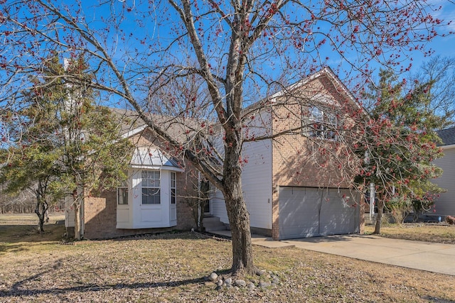 view of front facade featuring a garage and driveway