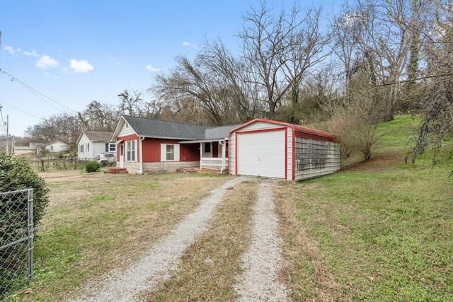 view of front of property featuring fence, dirt driveway, roof with shingles, a front yard, and a garage