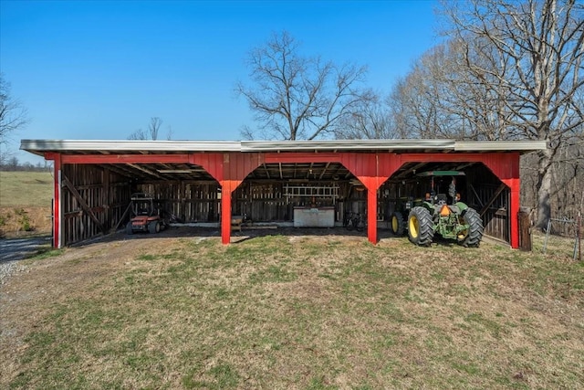 view of pole building featuring a lawn