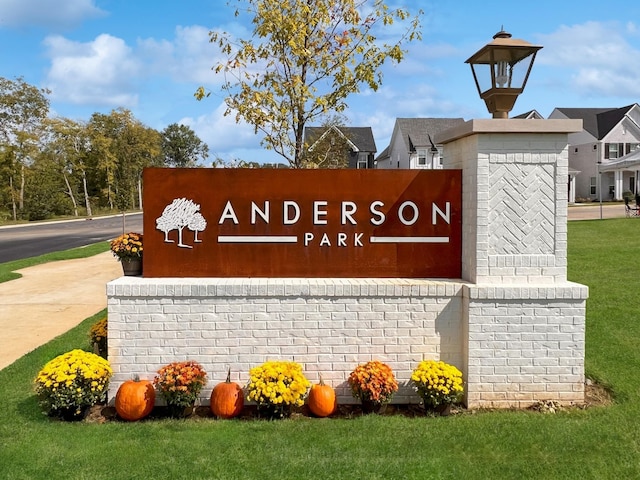 community / neighborhood sign featuring a lawn