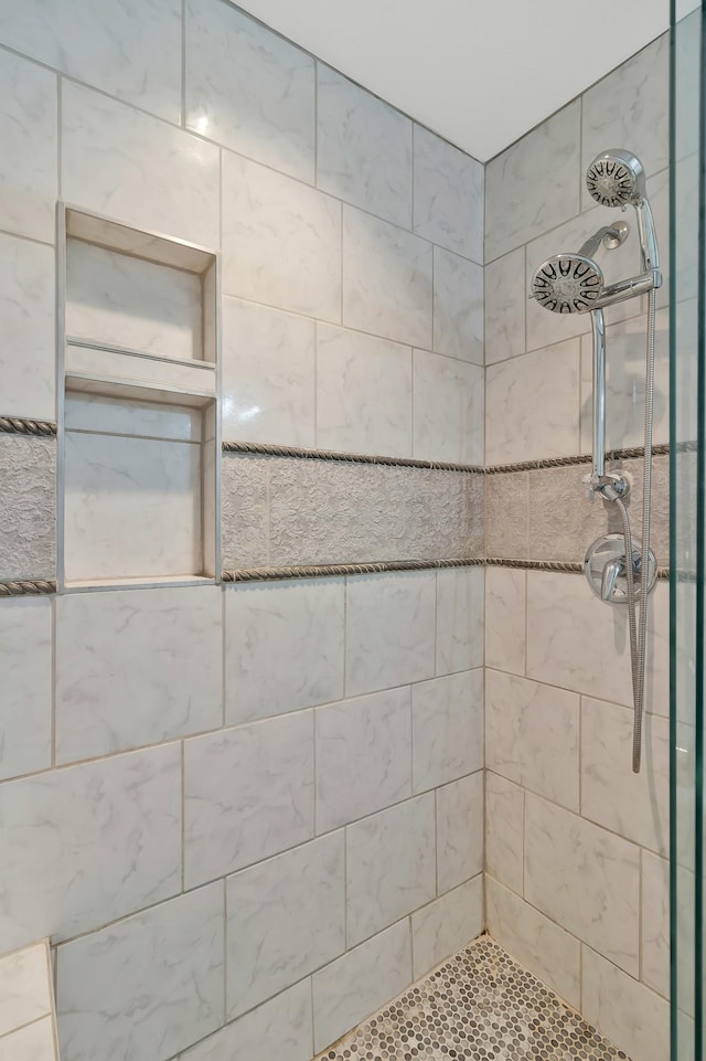 full bathroom featuring tiled shower