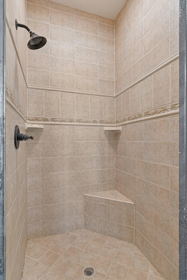 bathroom featuring tiled shower