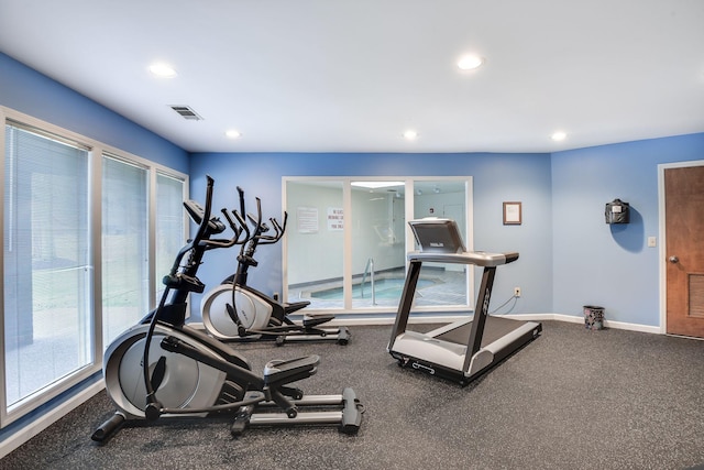 workout room with recessed lighting, visible vents, and baseboards