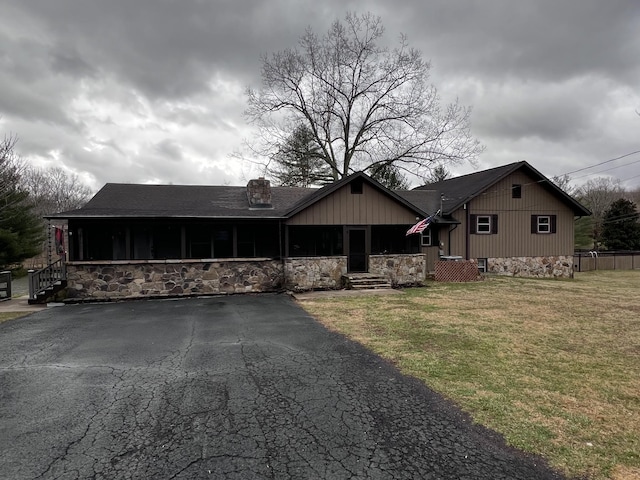 view of front of property featuring a front yard and roof with shingles