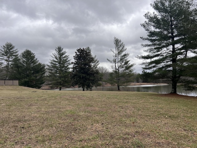 view of yard featuring a water view