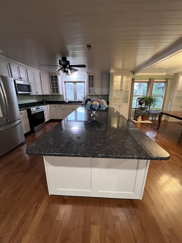 kitchen with plenty of natural light, visible vents, appliances with stainless steel finishes, and dark wood-type flooring