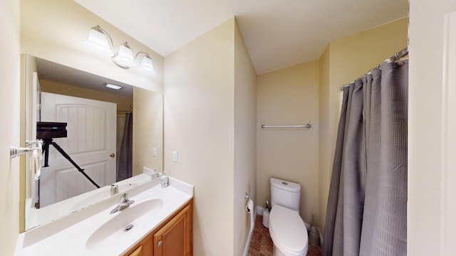 full bath with a shower with shower curtain, vanity, and toilet