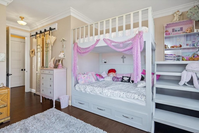 bedroom featuring dark wood-type flooring, crown molding, baseboards, and a barn door
