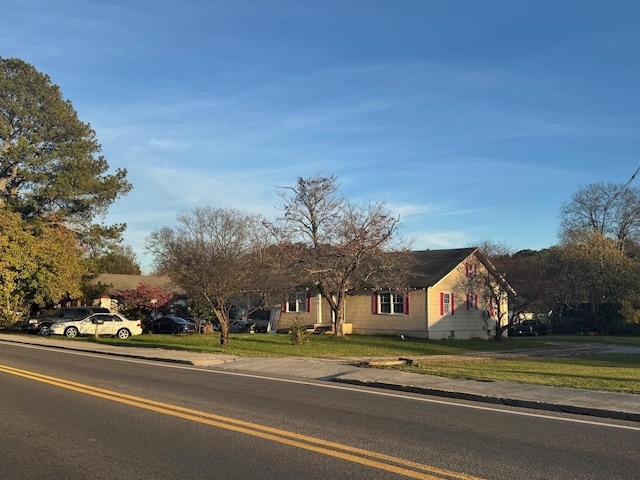 view of front of house featuring a front yard