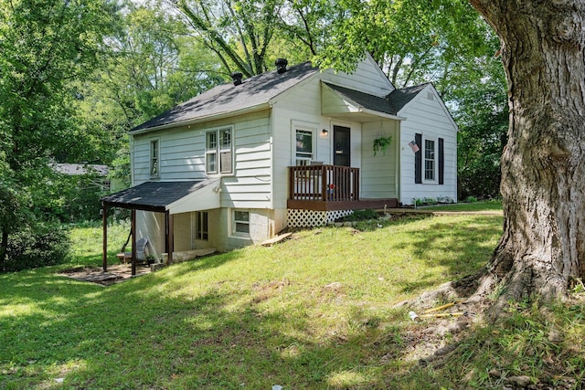 view of front facade with a front yard