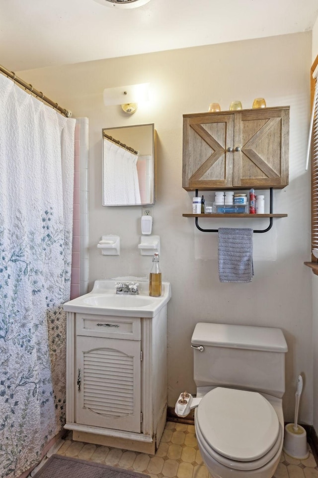 full bathroom with a shower with shower curtain, vanity, toilet, and baseboards