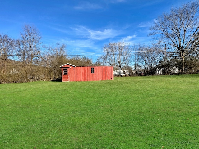 view of yard featuring an outdoor structure